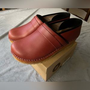 Like new custom brick red Five Star Pro clogs by Troentorp, Size 11 M/13 W/44 Eu
